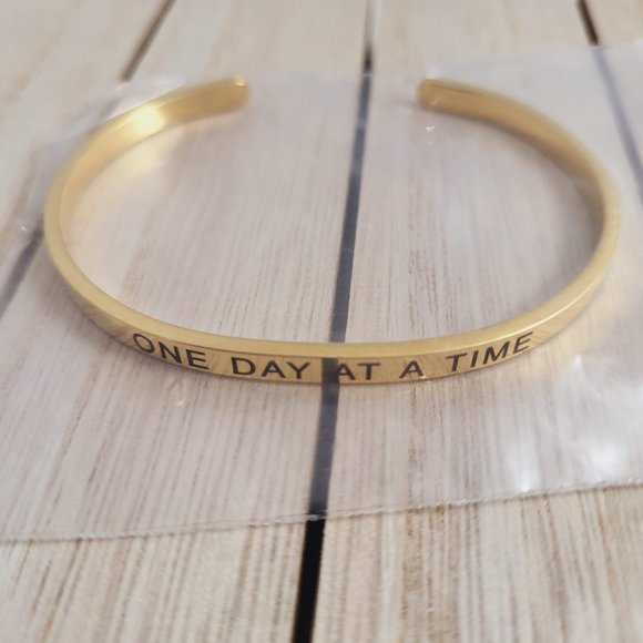 Motivational Bracelets - One Day At A Time Bracelets in GOLD - Picture 6 of 6